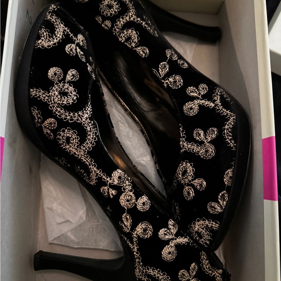 Elegant Black and Gold Velvet Heels - Picture 5 of 5